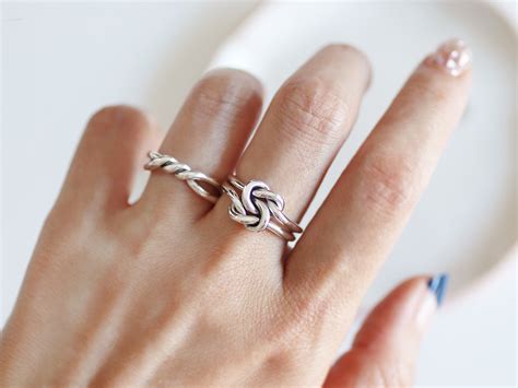 WOMEN'S LUXURY SILVER KNOT 